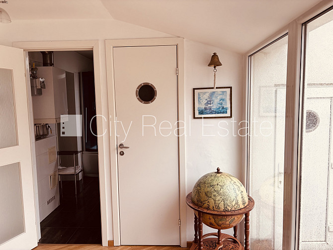 Pagalma ēka, renovēta māja, iežogota teritorija, mansards, terase, guļamistabu skaits 3 gab., Rīga - foto 19