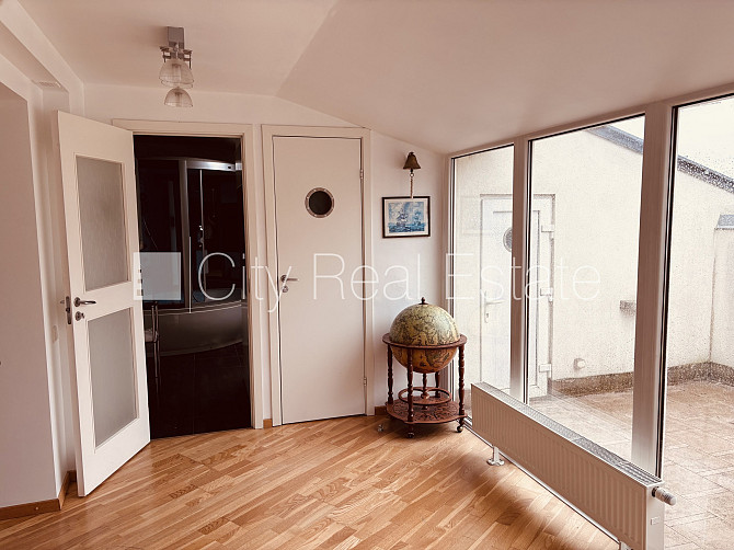 Pagalma ēka, renovēta māja, iežogota teritorija, mansards, terase, guļamistabu skaits 3 gab., Rīga - foto 17