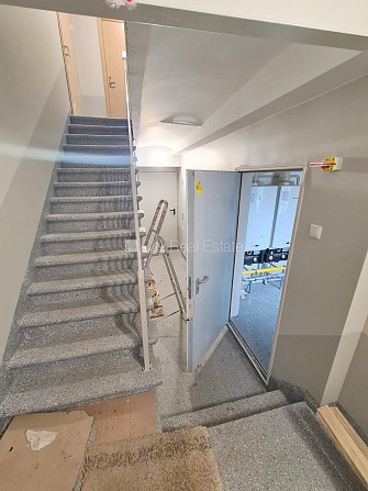 Zeme īpašumā, fasādes māja, renovēta māja, slēgts pagalms, ieeja no pagalma, kāpņu telpa Rīga - foto 8