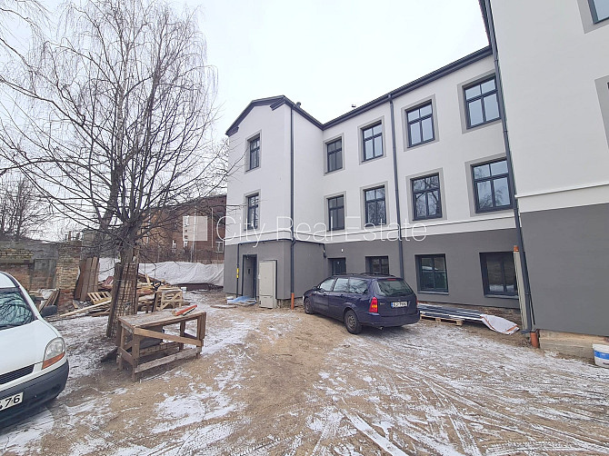 Zeme īpašumā, fasādes māja, renovēta māja, slēgts pagalms, ieeja no pagalma, kāpņu telpa Rīga - foto 13