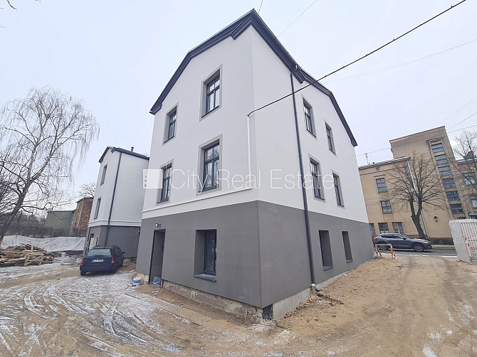 Zeme īpašumā, fasādes māja, renovēta māja, slēgts pagalms, ieeja no pagalma, kāpņu telpa Rīga - foto 12