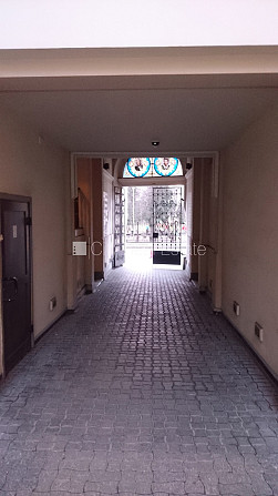 Pagalma māja, renovēta māja, ieeja no ielas, kāpņu telpa pēc kosmētiskā remonta, logi Rīga - foto 13