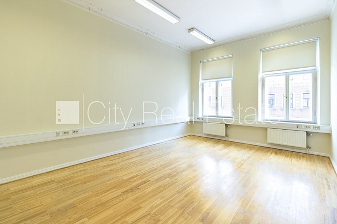 Fasādes māja, ieeja no ielas, ir lifts, kāpņu telpa pēc kosmētiskā remonta, balkons, logi Rīga - foto 3