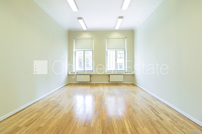 Fasādes māja, ieeja no ielas, ir lifts, kāpņu telpa pēc kosmētiskā remonta, balkons, logi Rīga - foto 1