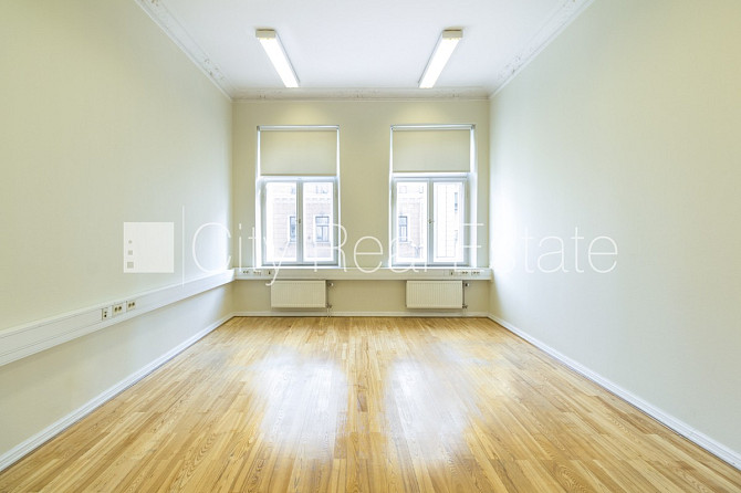 Fasādes māja, ieeja no ielas, ir lifts, kāpņu telpa pēc kosmētiskā remonta, balkons, logi Rīga - foto 4