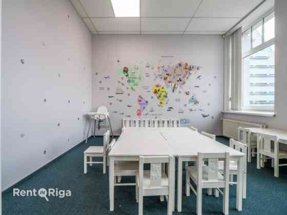 Birojs Pārdaugavā, pretī "Gaismas pils" bibliotēkai.  Platība sastāv no vienas lielas telpas (140 kv Rīga