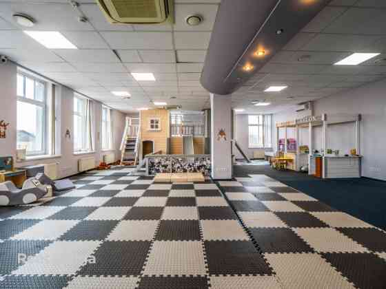 Birojs Pārdaugavā, pretī "Gaismas pils" bibliotēkai.  Platība sastāv no vienas lielas telpas (140 kv Rīga