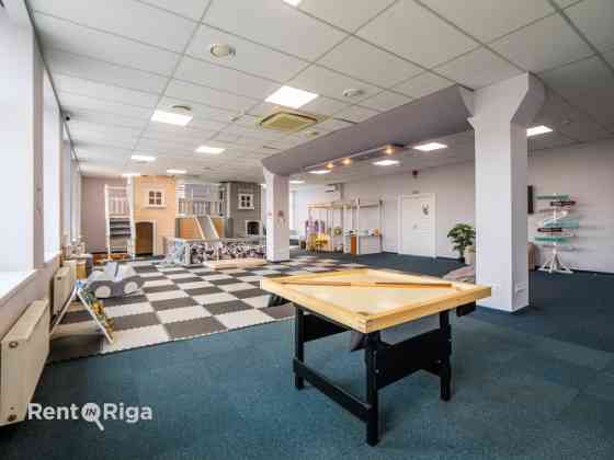 Birojs Pārdaugavā, pretī "Gaismas pils" bibliotēkai.  Platība sastāv no vienas lielas telpas (140 kv Rīga