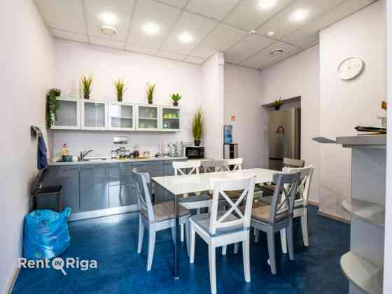 Birojs Pārdaugavā, pretī "Gaismas pils" bibliotēkai.  Platība sastāv no vienas lielas telpas (140 kv Rīga