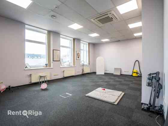 Birojs Pārdaugavā, pretī "Gaismas pils" bibliotēkai.  Birojs sastāv no vienas lielas telpas (44 kvm) Rīga