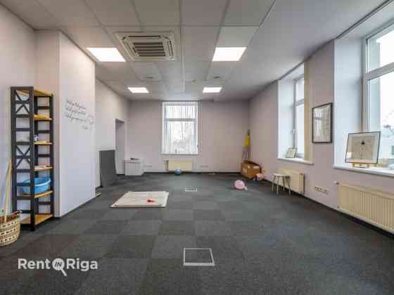 Birojs Pārdaugavā, pretī "Gaismas pils" bibliotēkai.  Birojs sastāv no vienas lielas telpas (44 kvm) Rīga