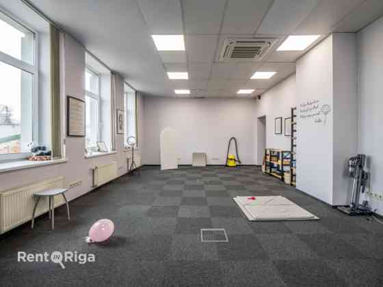 Birojs Pārdaugavā, pretī "Gaismas pils" bibliotēkai.  Birojs sastāv no vienas lielas telpas (44 kvm) Rīga