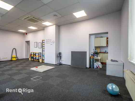 Birojs Pārdaugavā, pretī "Gaismas pils" bibliotēkai.  Birojs sastāv no vienas lielas telpas (44 kvm) Rīga