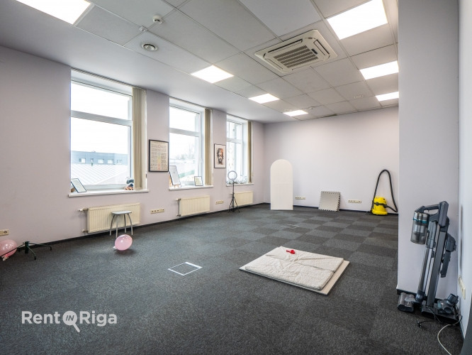 Birojs Pārdaugavā, pretī 