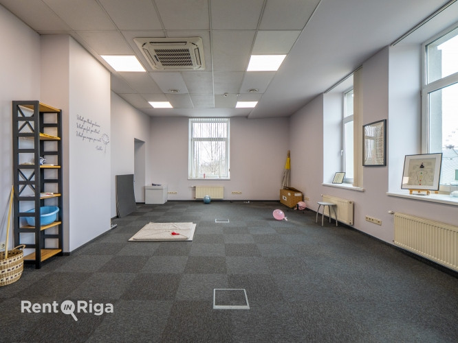 Birojs Pārdaugavā, pretī 