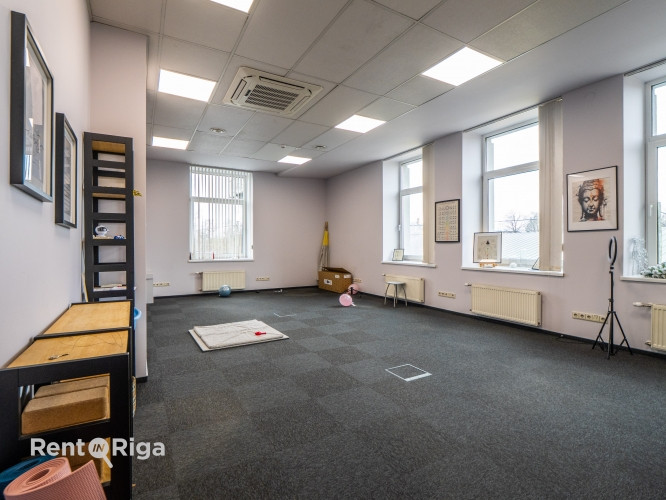 Birojs Pārdaugavā, pretī 