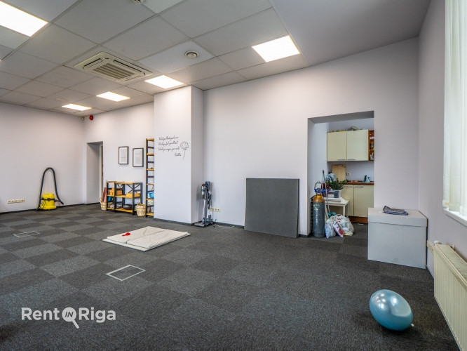 Birojs Pārdaugavā, pretī 