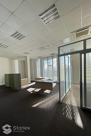 Nomai tiek piedāvātas 392 m2 plašas biroja telpas ar skatu uz Daugavu. Birojs atrodas ēkas 3. stāvā. Рига - изображение 5