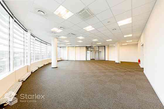 Nomai tiek piedāvāts gaišs birojs mūsdienīgajā B+ klases biroju ēkā Rīgā, Ulbrokas ielā 23, Purvciem Рига