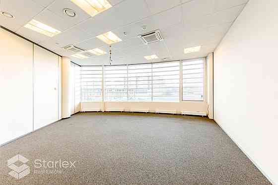 Nomai tiek piedāvāts gaišs birojs mūsdienīgajā B+ klases biroju ēkā Rīgā, Ulbrokas ielā 23, Purvciem Рига