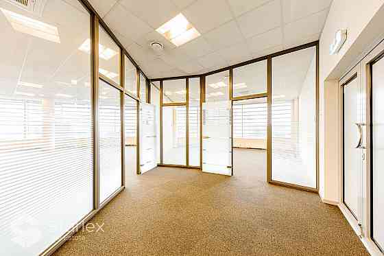 Nomai tiek piedāvāts gaišs birojs mūsdienīgajā B+ klases biroju ēkā Rīgā, Ulbrokas ielā 23, Purvciem Рига