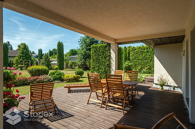 Plaša un iespaidīga privātmāja Bieriņos. Lielisks divstāvu nams un skaisti iekārtots dārzs. Rīga - foto 1