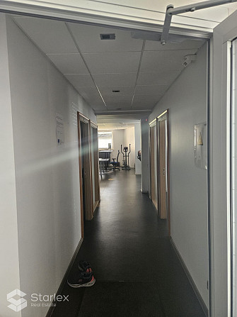 Renovēts biroja centrs. Ēkā ir piespiedu ventilācijas sistēma, videonovērošana, teritorijā Rīga - foto 9