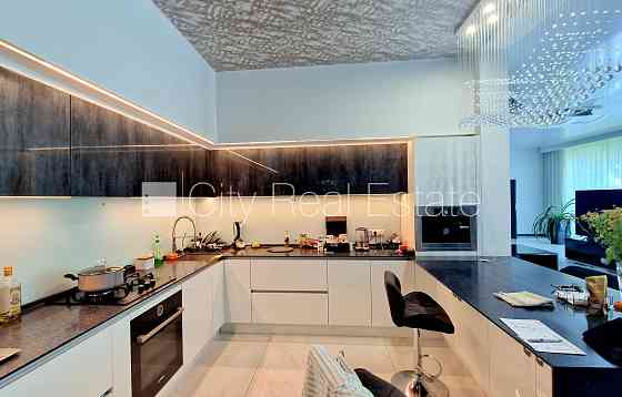 Новостройка, фасадный дом, благоустроенная озеленённая территория, гараж на одну Rīga