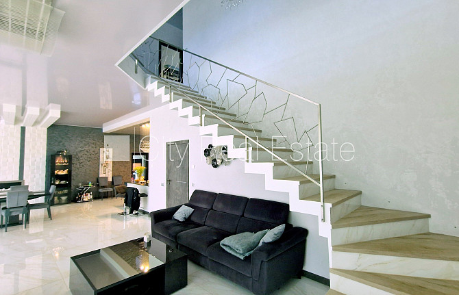 Jaunceltne, fasādes māja, labiekārtota apzaļumota teritorija, garāža vienai automašīnai, Rīga - foto 16