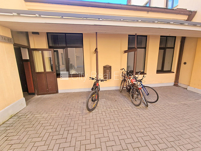 Fasādes māja, ieeja no ielas, mansards, sauna, caurstaigājamas izolētas istabas, augstie Rīga - foto 13