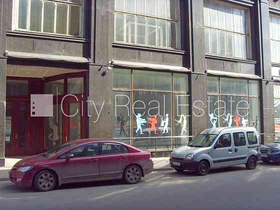 Фасадный дом, закрытый двор, вход с улицы, окна выходят во двор, окна выходят на Rīga