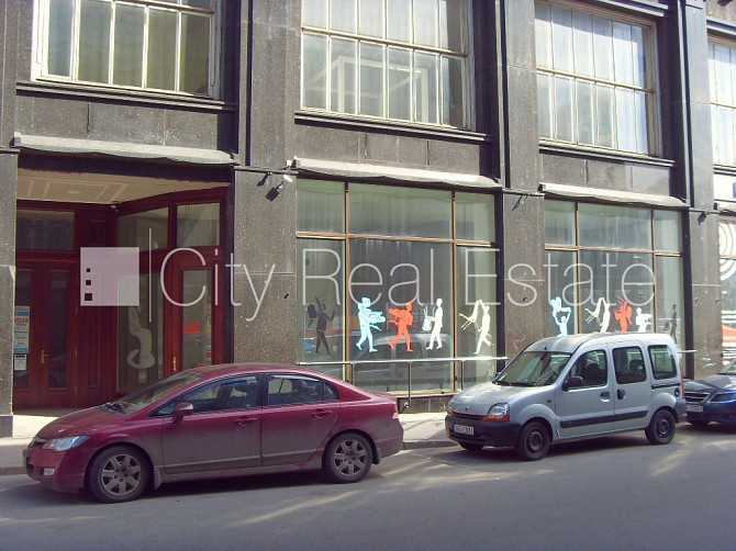 Фасадный дом, закрытый двор, вход с улицы, окна выходят во двор, окна выходят на Рига - изображение 3