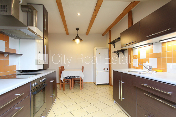 Fasādes māja, ieeja no ielas, mansards, sauna, caurstaigājamas izolētas istabas, augstie Rīga - foto 3