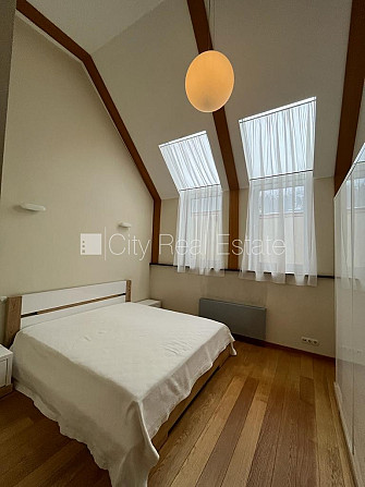 Fasādes māja, renovēta māja, ieeja no ielas, ir lifts, kāpņu telpa pēc kapitālā remonta, Rīga - foto 11