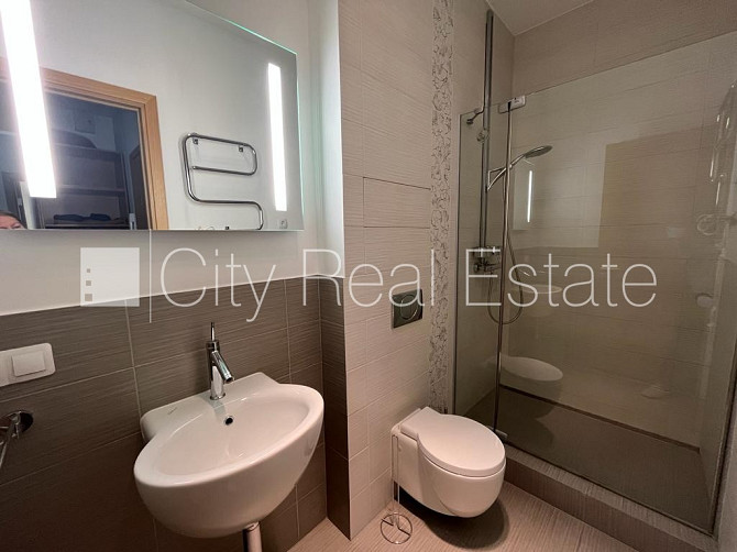 Fasādes māja, renovēta māja, ieeja no ielas, ir lifts, kāpņu telpa pēc kapitālā remonta, Rīga - foto 16