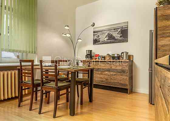 Фасадный дом, реновированный дом, вход с улицы, лестничная клетка после Rīga