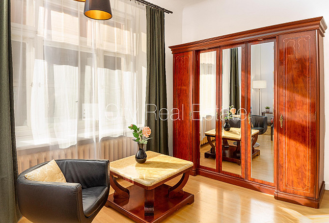 Fasādes māja, renovēta māja, ieeja no ielas, kāpņu telpa pēc kosmētiskā remonta, logi Rīga - foto 3