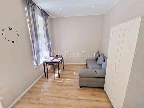 Фасадный дом, реновированный дом, закрытый двор, вход со двора, лестничная клетка Rīga