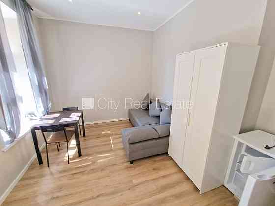 Фасадный дом, реновированный дом, закрытый двор, вход со двора, лестничная клетка Rīga