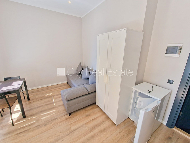 Fasādes māja, renovēta māja, slēgts pagalms, ieeja no pagalma, kāpņu telpa pēc kapitālā Rīga - foto 6