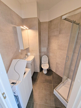 Fasādes māja, renovēta māja, slēgts pagalms, ieeja no pagalma, kāpņu telpa pēc kapitālā Rīga - foto 16