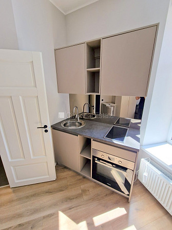 Fasādes māja, renovēta māja, slēgts pagalms, ieeja no pagalma, kāpņu telpa pēc kapitālā Rīga - foto 13