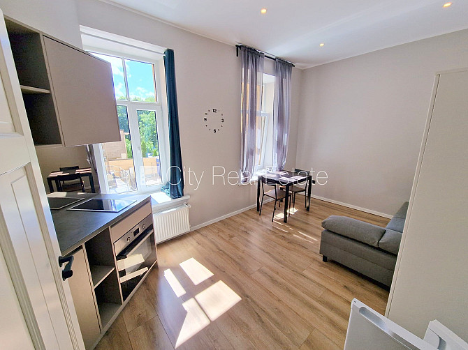 Fasādes māja, renovēta māja, slēgts pagalms, ieeja no pagalma, kāpņu telpa pēc kapitālā Rīga - foto 2