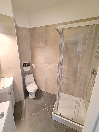 Fasādes māja, renovēta māja, slēgts pagalms, ieeja no pagalma, kāpņu telpa pēc kapitālā Rīga - foto 15