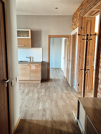 Fasādes māja, slēgts pagalms, ieeja no ielas, logi vērsti mājas abās pusēs, istabas Rīga - foto 5