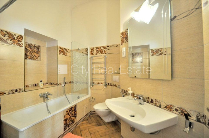 Fasādes māja, renovēta māja, ieeja no ielas, ir lifts, kāpņu telpa pēc kapitālā remonta, Rīga - foto 6