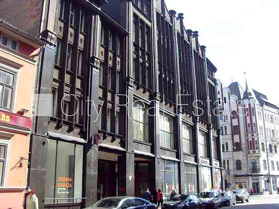 Фасадный дом, закрытый двор, вход с улицы, окна выходят во двор, окна выходят на Rīga