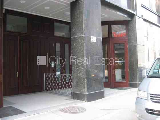 Фасадный дом, закрытый двор, вход с улицы, окна выходят во двор, окна выходят на Rīga