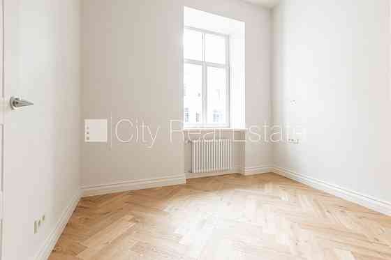 Фасадный дом, реставрированный дом, закрытый двор, лифт, лестничная клетка после Rīga