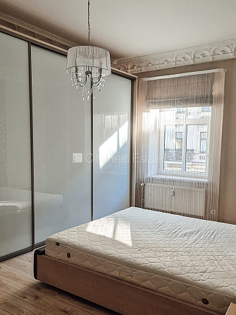 Фасадный дом, закрытый двор, вход с улицы, окна выходят в обе стороны дома, Рига - изображение 11